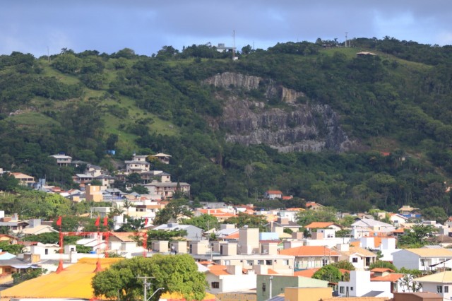 Mesmo que os terrenos nas encostas sejam maiores, o ângulo enviesado do observador  não enxergará o solo,  se cada projeto esgotar o índice construtivo e construir o que a lei autoriza.