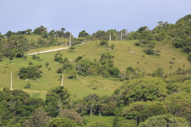  Ruas largas com  postes  e luzes exageradamente altas agridem e ofuscam,  prejudicando a percepção do conjunto.